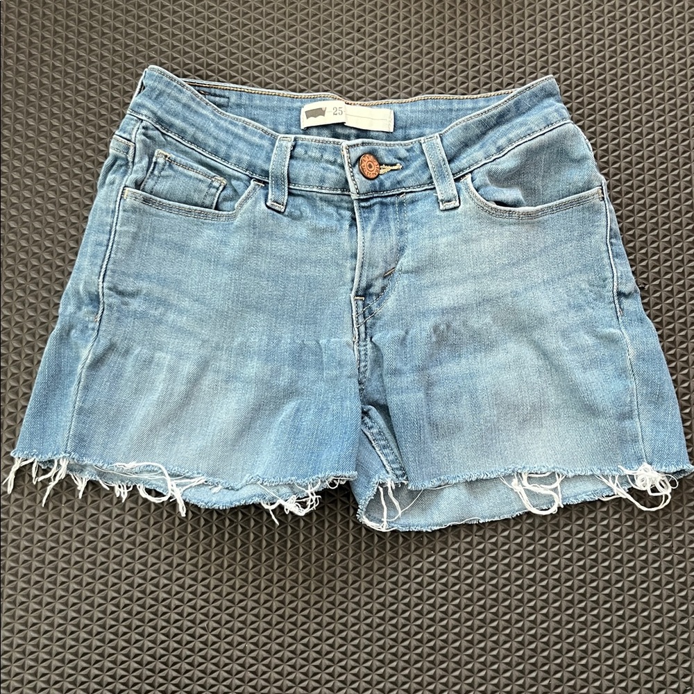 Levi’s Cutoff Jean Shorts 🌟